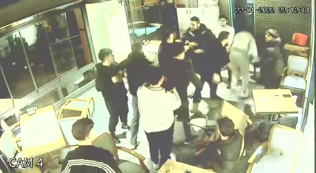 Ataşehir’de arkadaşların hırsızlık kavgasında yumruklar havada uçuştu