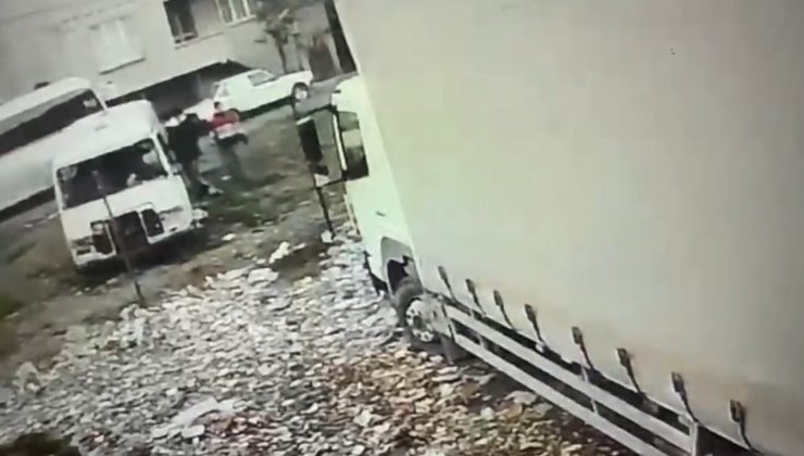 Avcılar’da 3 kişinin minibüsü ateşe verdiği anlar kamerada