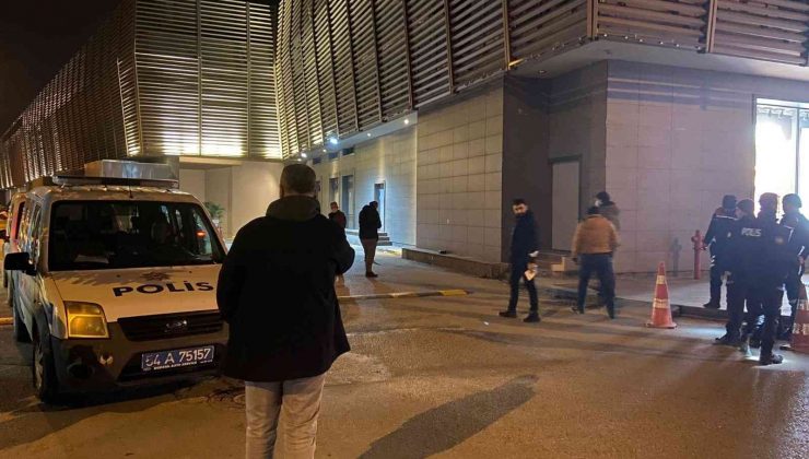 AVM önünde silahlı kavga: 2 yaralı