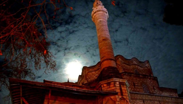 Ay ve bulutlar kartpostallık görüntüler oluşturdu