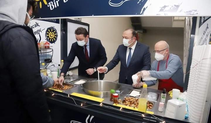 Bandırma Belediyesinden üniversite öğrencilerine sıcak çorbaya devam