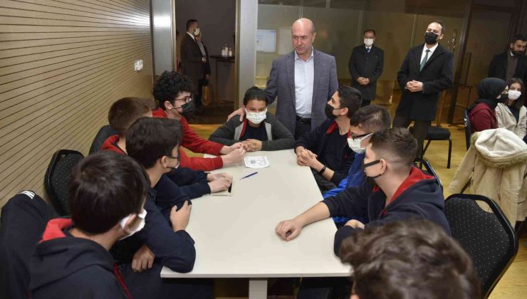 Başkan Pekyatırmacı: “Sanat Akademisi’yle öğrencilerimize yeni ufuklar kazandırıyoruz”