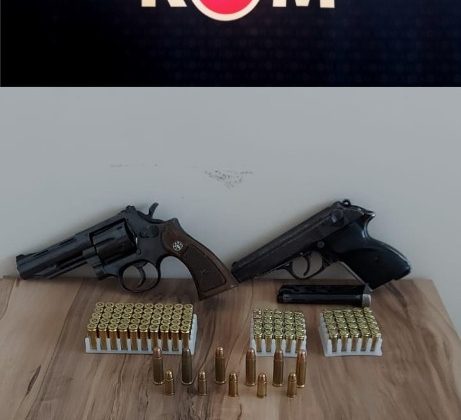 Baskın düzenlenen evden 2 adet tabanca çıktı