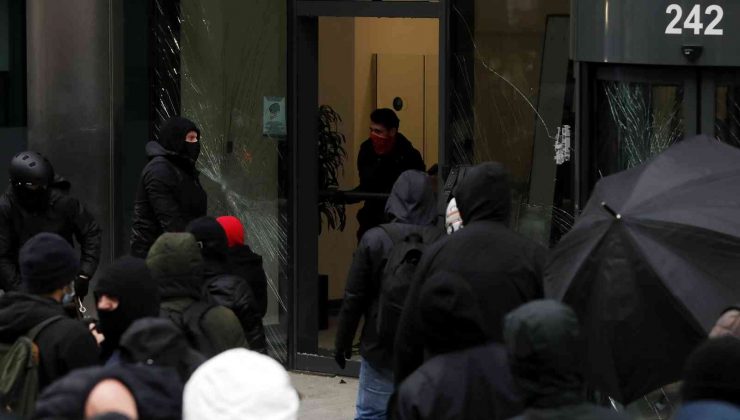 Belçika’da Covid-19 kısıtlamaları protestosuna polis müdahalesi