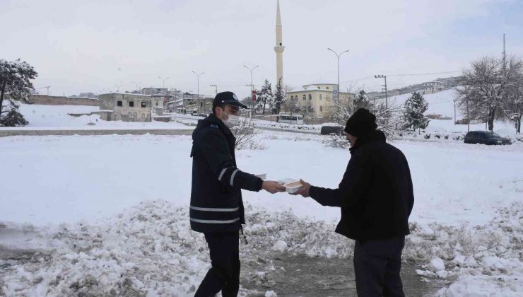 Belediye Başkanı arabayla mahsur kalan vatandaşları taşıdı