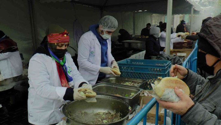 Beykoz’da 5 bin kişiye 1 ton hamsi ikramı