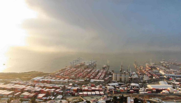 Beylikdüzü’nde beyaz örtü ile kaplanan çatılar havadan görüntülendi