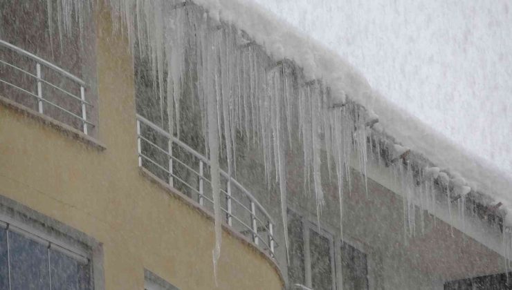 Bingöl’de buz sarkıtlarının boyu 1 metreyi buldu