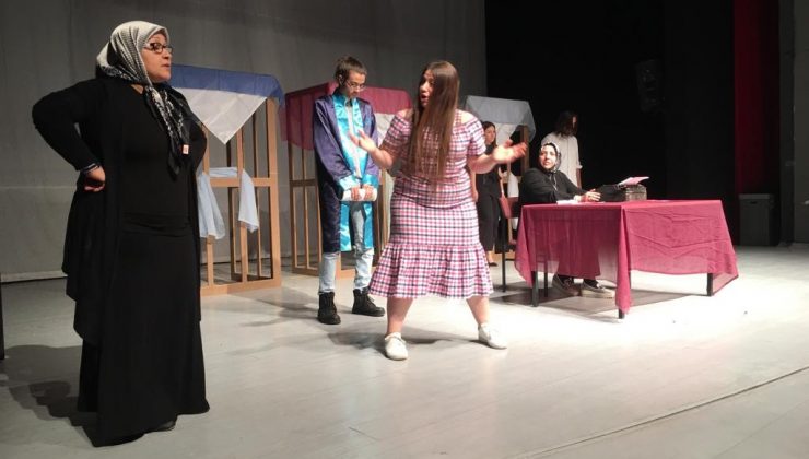 Birlik Vakfı ’Amca Size İnsan Diyebilir Miyim?’ tiyatro oyununu sergiledi