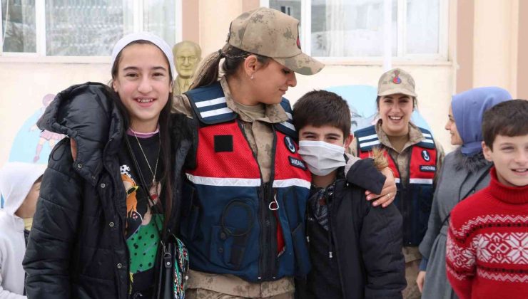 Bitlis’te 30 öğrenci jandarma tarafından “Kesişme iyi ki varsın Eren” filmine götürüldü