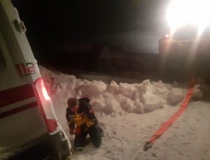 Bitlis’te hasta almaya giderken mahsur kalan ambulans kurtarıldı