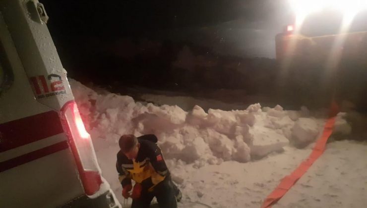 Bitlis’te hasta almaya giderken mahsur kalan ambulans kurtarıldı