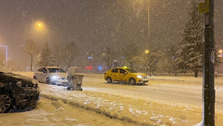 Bursa’da yoğun kar yağışı nedeniyle araçlar ilerlemekte güçlük çekti