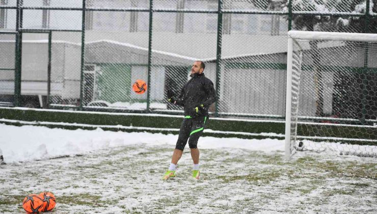 Bursaspor yoğun kar yağışı altında Eyüpspor maçı hazırlıklarını tamamladı