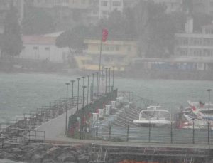 Çanakkale’de adalara 2 gündür feribot seferleri yapılamıyor