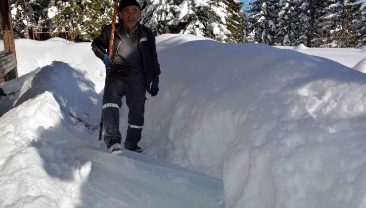Çatıdan yere uzanan buz sarkıtları