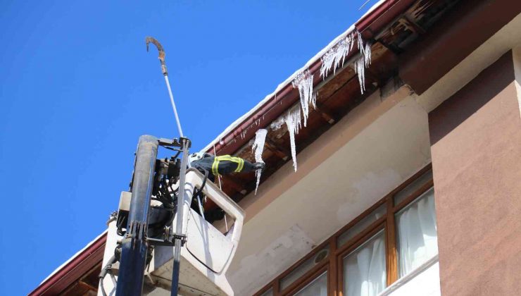 Çatılarda oluşan buz sarkıtları tek tek temizleniyor