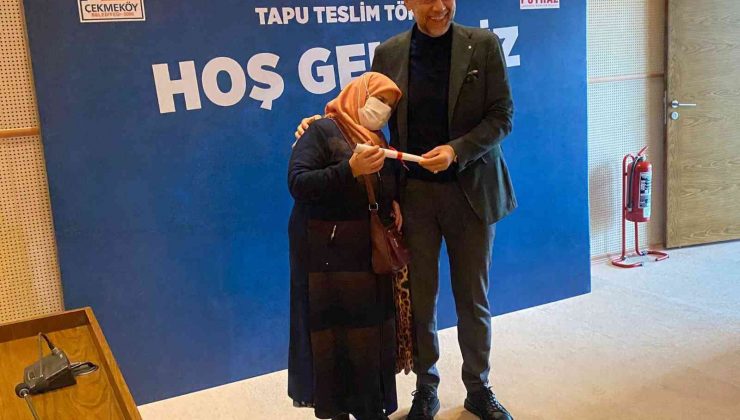 Çekmeköy’de ‘Tapu Teslim Töreni’nde 35 aile tapularını Başkan Poyraz’ın elinden aldı