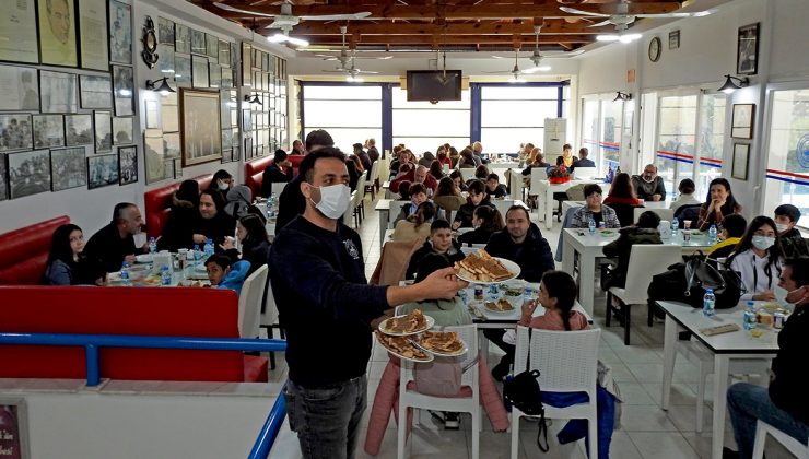 Çeşmeli başarılı öğrenciler yemekte ağırlandı