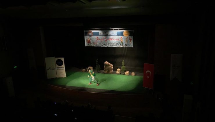 Çocuklar tiyatro oyunuyla doyasıya eğlendi