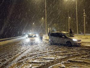 Çorum’da kar yağışı etkili oldu, karayolunda ekipler seferber oldu