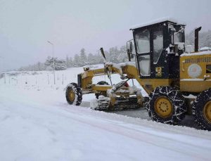 Denizli güne karla uyandı