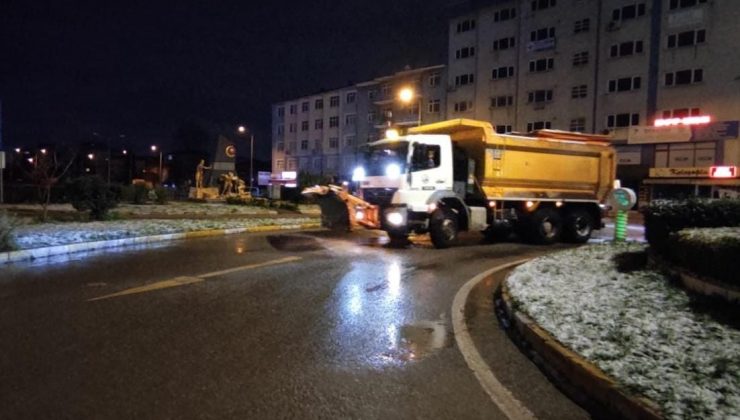 Derince’de kar timleri çalışmalarına devam ediyor