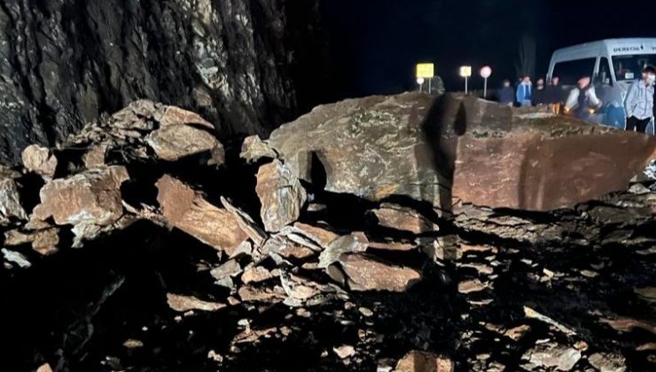 Dev kayalar yola düştü, araçlar mahsur kaldı