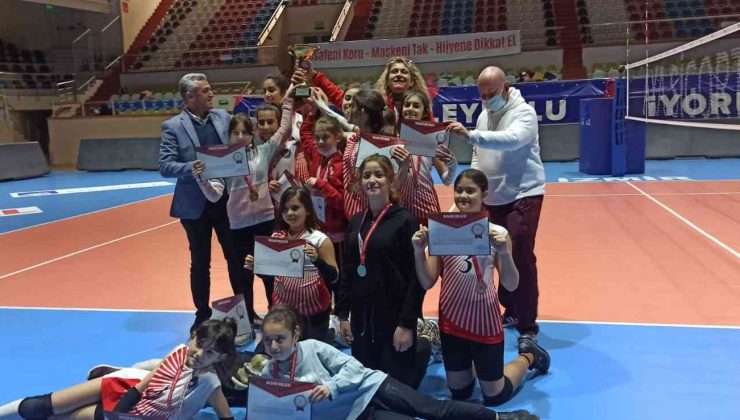 Dikili Cumhuriyet Ortaokulu küçük kızlar voleybol liginde İzmir şampiyonu