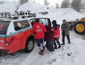 Diyarbakır’da sağlık ekipleri, yoğun kar yağışında vatandaşların imdadına koştu