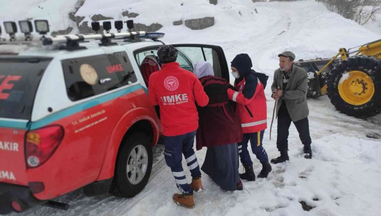 Diyarbakır’da sağlık ekipleri, yoğun kar yağışında vatandaşların imdadına koştu