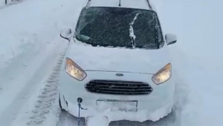 Diyarbakır’da yolda kalan polisleri vatandaş traktörüyle kurtardı