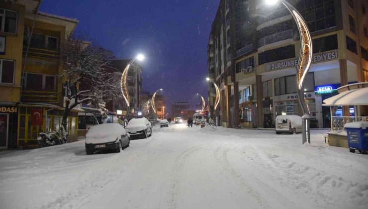 Dursunbey’de kar yağışı etkili oldu