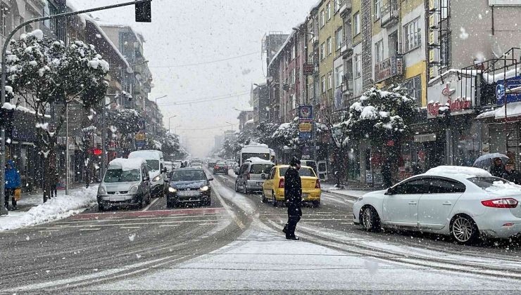 Düzce’de kar yağışı etkili oluyor