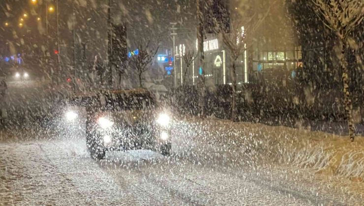 Düzce’de yoğun kar yağışında ekiplerin çalışması sürüyor