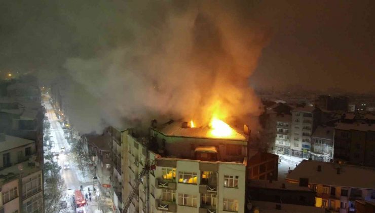 Elazığ’da 6 katlı binada korkutan yangın, ekiplerin müdahalesi sürüyor