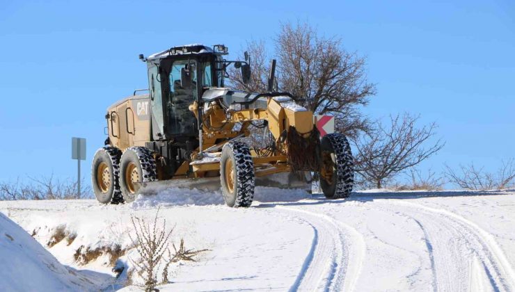 Elazığ’da kapalı 160 köy yolu için çalışmalar sürüyor