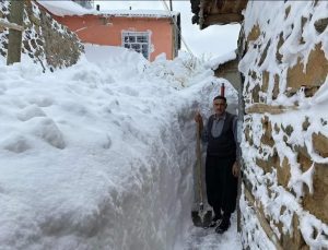 Elazığ’da kar kalınlığı 2 buçuk metreyi buldu, komşularına gitmek için tünel açtılar