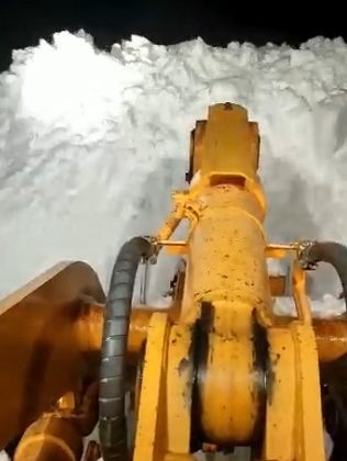 Elektrik arıza ekibi, yoğun kar yağışında 3 saat mahsur kaldı