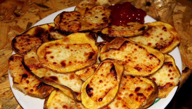 Erzincan’da soğuk kış gecelerinin vazgeçilmez lezzeti kaşarlı patates