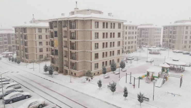 Eşme’de etkisini arttıran kar yağışı ilçeyi beyaza bürüdü