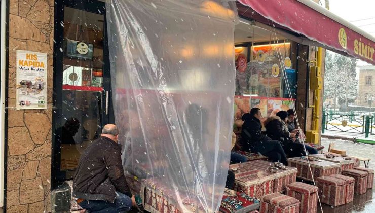 Esnaf kar yağışına karşı branda ve naylonla önlem alıyor