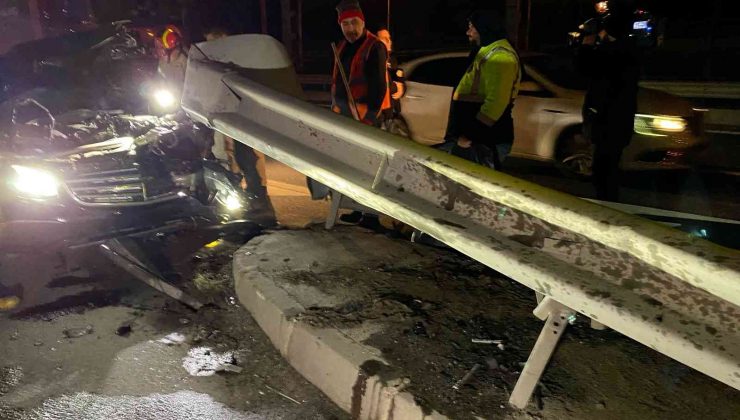 Eyüpsultan’da bir lüks otomobil bariyerlere girdi, sürücüsü aracı bırakıp kaçtı