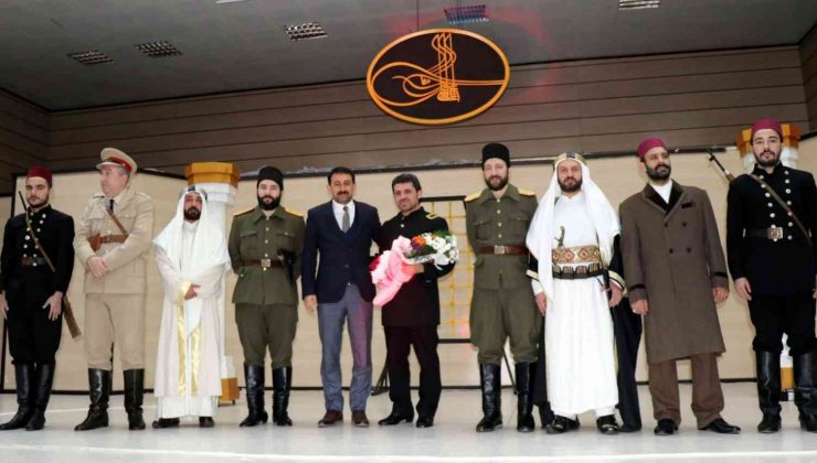 Fahreddin Paşa’nın direnişini anlatan “Kumandan” oyunu Erzincan’da tiyatro severlerle buluştu