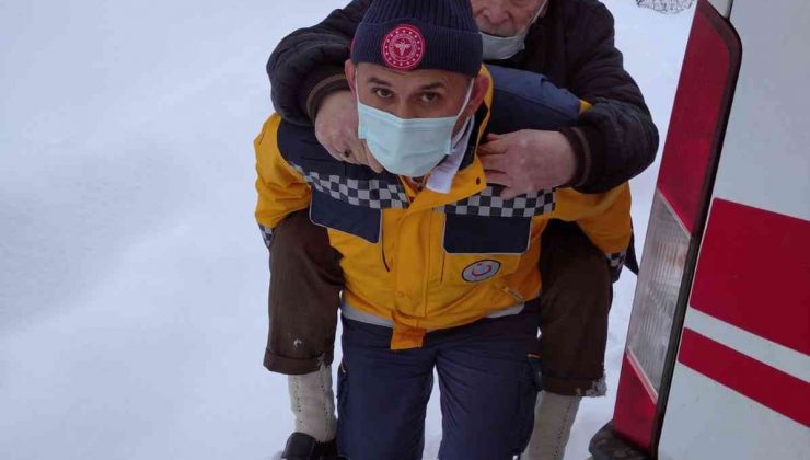 Fedakar sağlık görevlisi 79 yaşındaki hastayı sırtında taşıdı