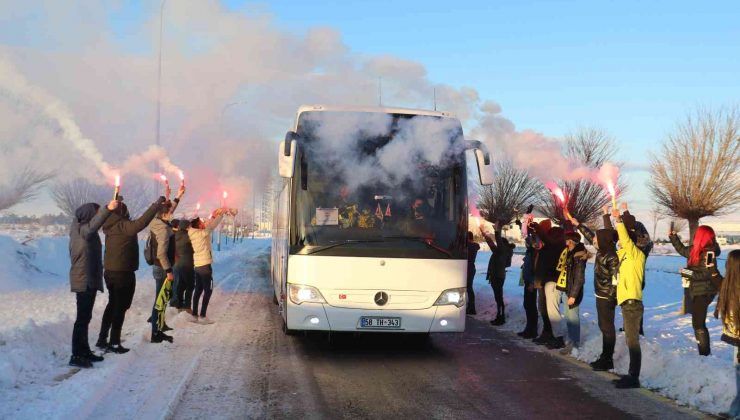 Fenerbahçe’ye Sivas’ta meşaleli karşılama
