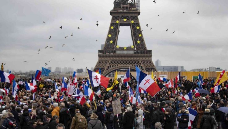 Fransa’da aşı karşıtları protestolara devam ediyor