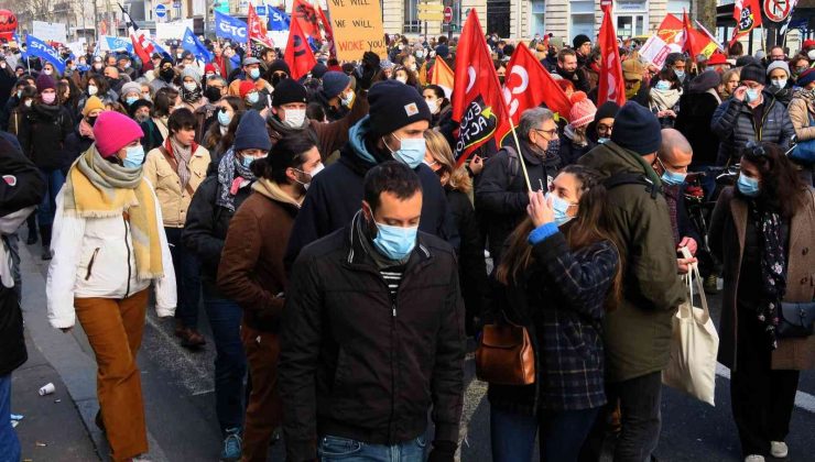 Fransa’da eğitimciler ve veliler sokağa indi
