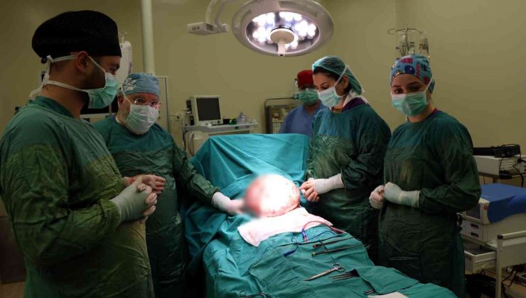 Genç kadının karnından 11 kiloya yakın kitle çıktı