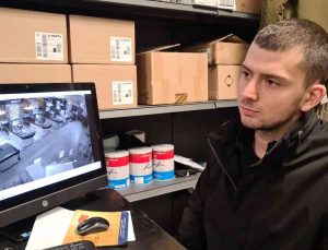 Girdiği markette kasaları boşaltıp üstüne soda içti